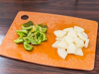 step2: 把菠蘿每片切成 8 塊，青椒去掉頭尾和籽後切塊備用。