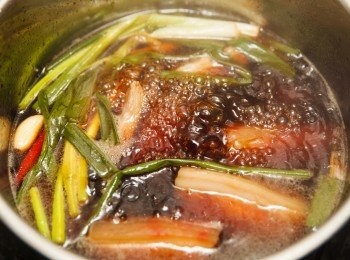 step4: 接著加入淬釀醬油露、米酒、水、青蔥、蒜頭、辣椒、八角等材料並煮滾。