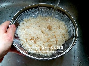 step4: 白米用水沖一沖洗及瀝乾