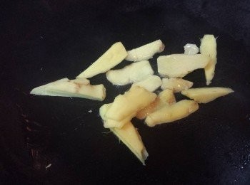 step4: 用油起鍋，放入薑片炒香。