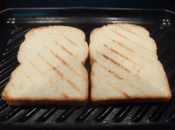 step3: 吐司兩面都烤至香酥。