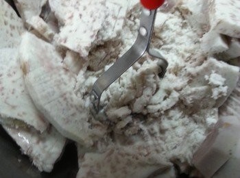 step2: 再用大火蒸15-20分鐘後,將芋頭壓碎