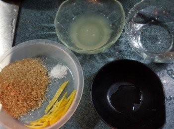 step3: 預備好西檸汁材料：新鮮檸檬汁2湯匙，砂糖3湯匙半，鹽1/8茶匙，白米醋半茶匙，食用凍開水80g,新鮮檸檬皮3g(切絲）