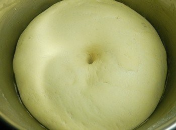 step3: 等待第一次發酵，麵團約至兩倍大，手指戳下去麵團不彈回即可