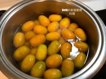 step3: 燒一鍋熱水，放入金棗煮3分鐘左右，至金棗表皮發亮，此步驟叫「殺青」