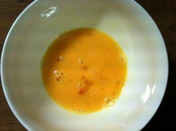 step5: 拿出碗，將蛋打散備用。