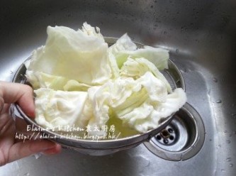 step8: 期間將椰菜切大片後洗淨 , 瀝乾水份