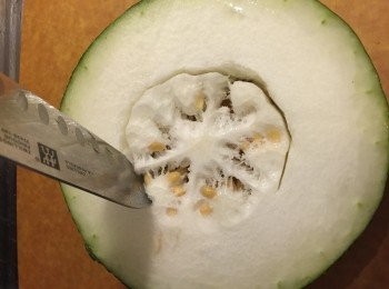 step2: 冬瓜用清雞湯浸住再蒸20分鐘，蒸好後倒走水份備用；