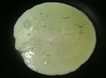 step5: 炒蛋白：同一個平底鍋，開中火，倒入步驟2的蛋液，讓平底鍋跳個扭扭舞，使蛋液平均躺在平底鍋裡（以免受熱不均），蓋上鍋蓋。