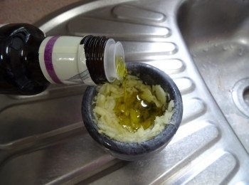 step3: 蒜片略為樁碎，加2湯匙橄欖油撈勻成蒜油