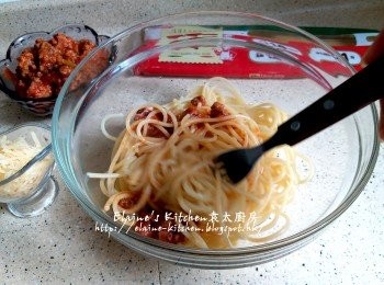 step9: 盛起瀝乾水份放入大碗內 , 加入2湯匙肉醬拌勻放上碟 , 再淋上適量肉醬