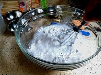 step3: 大碗內加入85g粘籽粉及55g澄麵拌勻 , 加入1/2杯水拌勻至沒有粉粒