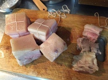 step1: 五花肉滾水氽燙20-25分鐘（若是在國外的豬肉較有腥味，可以先跑活水），冷卻後切成約5*5公分的正方形，用棉繩綁緊固定