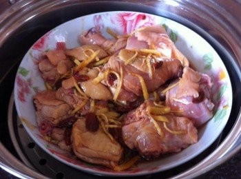 step3: 取出過，加入適量的水，醃製好的雞塊下鍋，把鍋蓋蓋起來，大火蒸20至25分鐘即可。