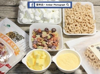 step1: 準備<span class="group_1">食材</span>。棉花糖，可先用剪刀剪成小塊，等會融化會更快哦。另外薌園的「藜麥糙米堅果脆片」真的很好吃，它有淡淡的米果香，漂亮的天然色澤，像寶石般，加上各式豐富堅果，營養好吃易入口，讓我感受到健康的滋味~！