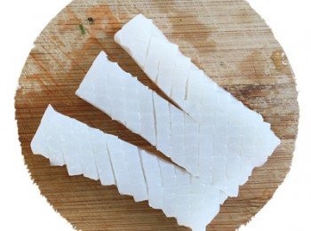 step4: 蒟蒻雙色墨魚川燙1分鐘後瀝乾切長條狀。