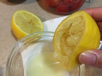 step3: 用手把檸檬轉壓一下，然後切開一半榨汁