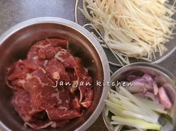 step1: 金菇切去尾部洗淨瀝乾水。京蔥切絲、乾蔥頭切片。肥牛加醃料醃15分鐘。