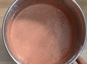 step8: 篩入低筋麵粉及紅鞠粉（如有）
再用z字形慢慢攪拌均勻