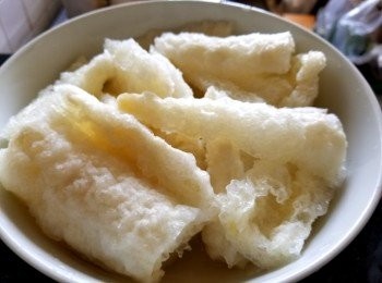 step6: 魚肚，浸泡至軟身後，用薑片，黃酒出水去腥備用