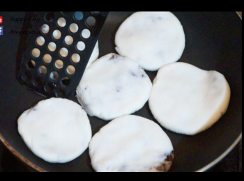 step7: 於鑊中抹油，放入豆沙燒餅（餅與餅之間要保留虛位），以小火每面煎1分30秒至金黃，完成。