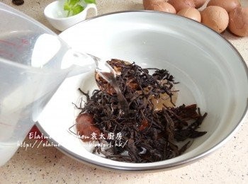 step5: 煲內加入桂皮 , 果皮 , 八角 , 冰糖及羅漢果 , 再加入普洱茶葉及水拌勻