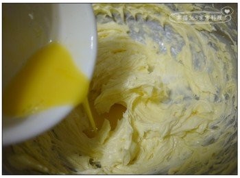 step6: 待第一次蛋液攪打到充分被吸收後，再加入第二次蛋液。