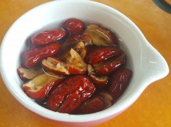 step1: 先用熱水浸軟紅棗，再用攪拌機加50ml水，將紅棗打成蓉。