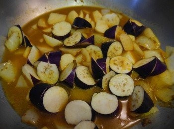 step3: *放入水，茄子，馬鈴薯塊後煮滾悶軟。  *放入水，茄子，馬鈴薯塊後煮滾悶軟。