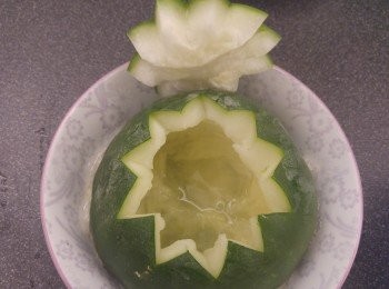 step6: 挖出籽和囊，冬瓜盅不要弄穿底部，將上湯連湯料倒入冬瓜盅內，如水份不足夠可加上湯或熱水注滿冬瓜盅，冬瓜蓋需用另一隻碟在上層蒸軟，預設蒸爐時間30分鐘蒸到25分鐘加入蝦仁，如想入味和軟身可加時。