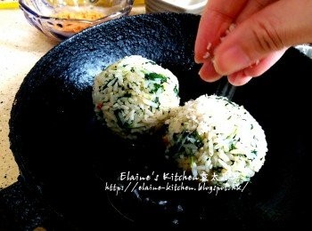 step14: 期間將飯糰掃上油 , 灑上麵包糠