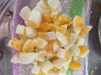 step1: 將蛋煲熟待涼，切粒。