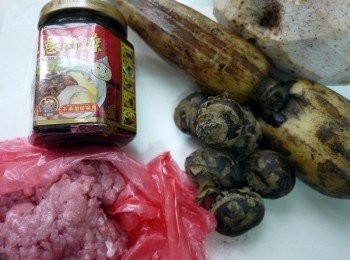 step1: 蓮藕洗淨去皮切約0.3公分的薄度， 荸薺去皮切小塊狀、芋頭切片入電鍋蒸熟