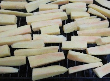 step4: 一一的將地瓜條擺放在烤盤上~~放入預熱200度的烤箱烤約25分鐘即可!!