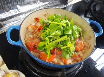 step3: 將唐芹加入拌炒。