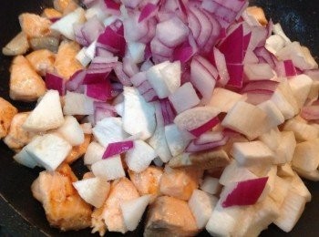 step2: 洋蔥、杏鮑菇切丁狀 一起炒熟