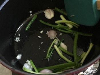 step2: 燒熱油鍋子，中火加入乾蔥頭、蔥段爆炒香味突出