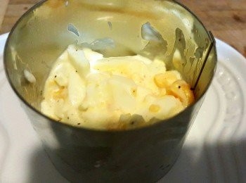 step3: 將雞蛋混合物放入鐵模壓平，再放入三文魚他他再壓平