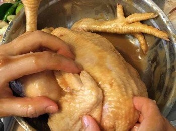 step2: 倒入醃料按摩5分鐘，醃至少一晚