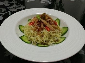 step4: 然後放上手撕雞絲， 蔥粒和辣椒粒， 灑上適量醬汁便完成。