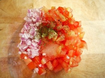 step2: 將番茄丁、紅洋蔥末加入鹽、黑胡椒、糖、檸檬汁、西洋香菜拌勻