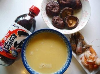 step1: *香菇泡水，蝦頭備用，蝦身去殼去腸泥燙熟備用。