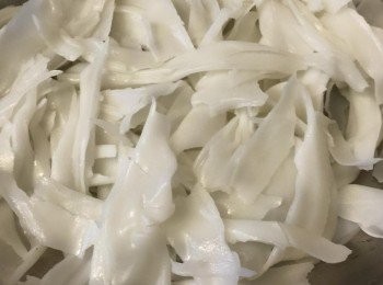 step2: 陳材粉洗淨，逐條逐條分開，鋪在碟上