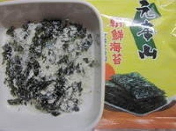 step2: 將元本山朝鮮海苔剪成小片放入塑膠袋,再加入麵包粉及香油搓均勻後倒入盤中備用