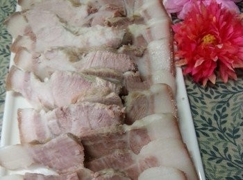 step6: 將雪一晚的豬肉切片,可用作炒菜或凍食
