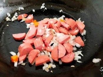 step4: 把切好的熱狗加入炒至二面有微焦