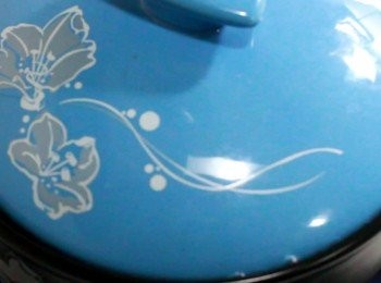 step10: 第二輪順序轉動鍋子。每次停留約45秒至一分鐘, 整個過程約4分鐘。
再把鍋子放好。開最大的火, 火能覆蓋鍋身更好, 40秒即關火。
鍋邊會透出大量水氣, 鍋內會有啪啪的聲音, 沒聞到焦味沒關係, 關火後會繼續加熱的。
聞到焦味的話, 就需馬上關火。
燜著不要打開鍋蓋, 靜置15分鐘後即可食用。