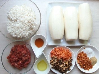 step1: 準備所有材料。豬絞肉先用胡椒粉及少許醬油和芝麻香油稍加醃製。乾香菇泡冷水20分鐘瀝乾切成細丁(香菇水可留下),蝦米泡冷水10分鐘瀝乾備用。