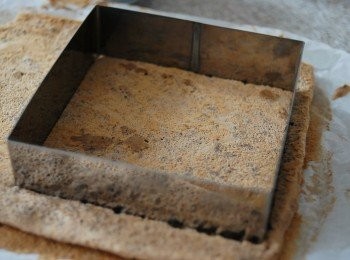 step1: 海綿蛋糕可自己烘焙或買現成的蛋糕。在蛋糕上印出慕斯圈的大小，切出蛋糕，放在底層