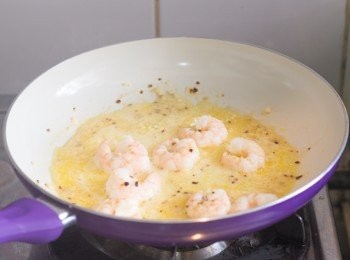 step3: 下蒜蓉﹑辣椒碎及牛油粒多煎約 1 分鐘，其間間中搖一搖鍋子避免牛油燒焦